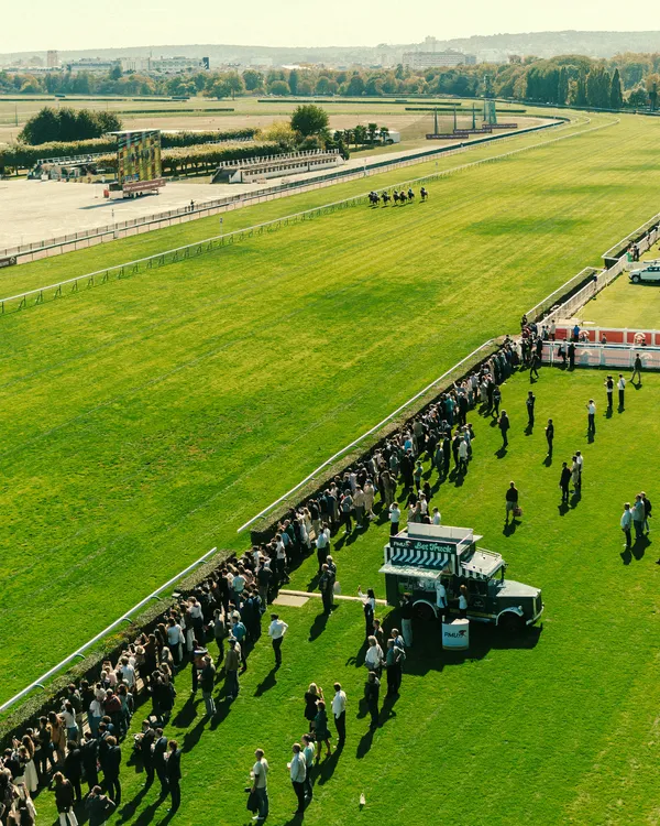 Vue de l’hippodrome et des spectateurs lors du week-end de l’Arc de Triomphe