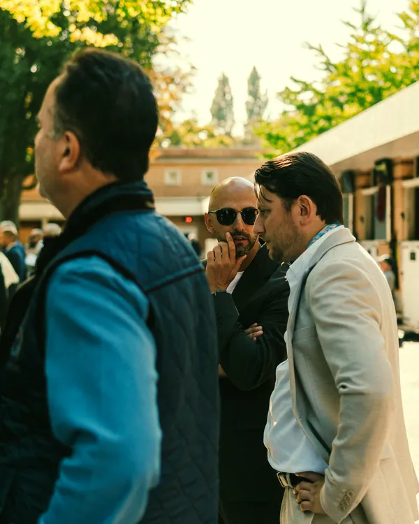 Une conversation entre invités à Longchamp