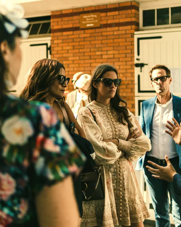 Des invités réunis en plein air pour une conversation